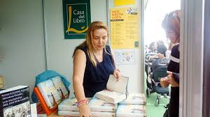 El negocio dispone de productos como libros, discos, prensa, diccionarios. Fotos Feria Del Libro De Valencia 2018 Mar Cantero Sanchez
