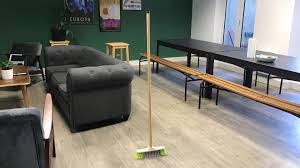 C'est pour ça que tu ne tiens pas debout. Broom Challenge Non Les Balais Ne Tiennent Pas Debout Qu Un Seul Jour Par An