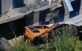 Grave incidente a capri, nei pressi di marina grande, dove all'esterno di uno stabilimento balneare un bus con all'interno diversi turisti è . Ey0pga7svkaj5m