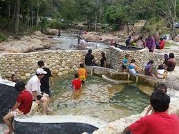 Kolam ini tidak dalam, hanya sedalam pinggang orang dewasa dan air pancoran yang jatuh lebih sering digunakan oleh. 5 Port Best Lepak Mandi Kolam Air Panas Di Perak Libur
