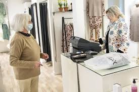 Genåbning i Hjørrings butikker: Store smil bag mundbindene