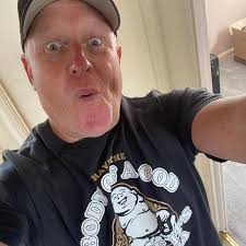 Solid white line systems often cause confusion for drivers when an  emergency vehicle is behind them. Stop? Carry on? Speed up? Watch our  #BlueLightAware video to learn what to do