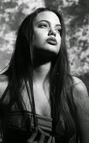 30 صورة للممثلة أنجلينا جولي في أول جلسة تصوير لها بعمر ال15 عام Angelina Jolie مشاهير بنات صورة 2 Angelina Jolie 90s Angelina Jolie Angelina Jolie Young
