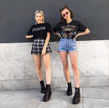 Black colors, bit messy and grungy. Peachypills Grunge Skirt Outfit Grunge Skirt Summer Grunge Outfits