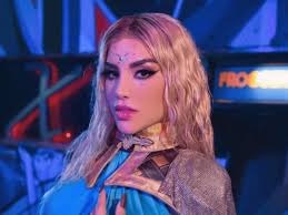 En la princesa Peach Kimberly Loaiza se inspira para look