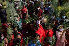 Tahun lalu, minggu palma dirayakan meriah, dengan umat yang dengan gembira mengangkat dan mengayunkan daun palem. Perayaan Minggu Palma Di Kupang Antara Foto