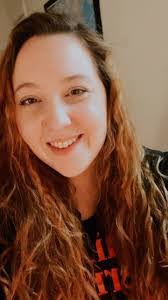 Melanie Kratzer's Instagram, Twitter & Facebook