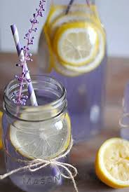 Das Einfachste Lavendelsirup Rezept Der Sommer Kann Schon Richtig Anfangen Lavendel Limonade Lavendelsirup Lavendel Rezepte
