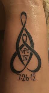 Mutter Sohn Keltische Knotentatowierung Am Handgelenk Die Initialen Meiner Sohne Und Das Geburtsdatum In 2020 Tattoos Fur Mutter Mutter Sohn Tatowierungen