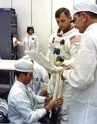 Today august 25 2012, neil armstrong left us. 91 Neil Armstrong 1930 2012 Ideas Neil Armstrong Armstrong Apollo 11