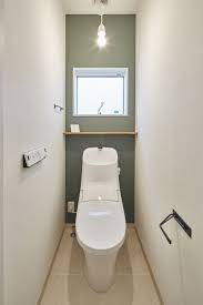 スモーキーグリーンの壁紙とアイアン小物で仕上げたトイレ ミナモト建築工房 トイレのデザイン トイレ おしゃれ トイレ レイアウト