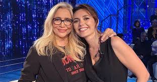 Maybe you would like to learn more about one of these? Serena Rossi Proposta Di Matrimonio In Diretta A Domenica In Radio Deejay