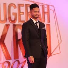 Okay, malam ni kita ada anugerah anugerah yang akan diberikan kepada pemenang, ok tanpa membuang masa lagi. 42 Gambar Gaya Selebriti Di Karpet Merah Anugerah Skrin 2019