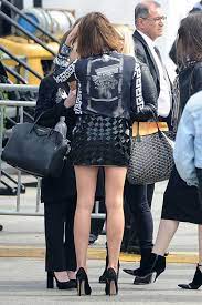 Aubrey Plaza Shows Off Her Legs in Versace ⚫️⚪️ • Celebrity WotNot | 패션  스타일, 연예인 스타일, 얼짱