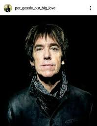 Per gessle — per håkan gessle (nació el 12 de enero,de 1959) es el compositor y componente lider masculino de las bandas suecas gyllene tider y roxette. Pin By Aline L On Per Gessle Got The Look Viral Pins Viral