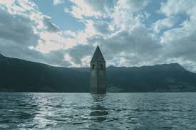 Curon, il trailer ufficiale in attesa del debutto fissato per il 10 giugno. Netflix S Italian Series Curon Trailer And Release Date