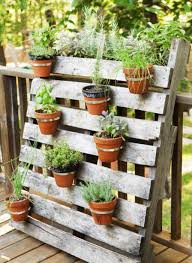 8 Astuces De Decoration De Jardin Avec Des Objets Recuperes Jardiniere Palette Conseil Jardinage Jardins Verticaux