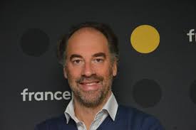Info médias. Nicolas Jacobs, médiateur de France Télévisions : "Je reçois  entre 15 000 et 25 000 courriels de téléspectateurs chaque année"