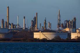 Workers at Exxon Refinery in UK Plan to Strike in Late November - Bloomberg