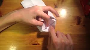 Eine terrasse mit tisch und 2 liegestühlen, auf denen das geburtstagskind nebst ehemann gemütlich ihren feierabend genießt. Geld Falten Shefalitayal