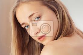 Rosa und blau karierte fliege und hosenträger mit marineblauen shorts. Beauty Shooting Von Einem Jungen Hubschen Madchen Nackt Blaue Fototapete Fototapeten 18 Schone Skandinavisch Myloview De