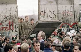 La guerre froide est une longue épreuve de force qui s'est engagée, au lendemain de la capitulation la guerre froide s'achève finalement de fait en 1989 avec la chute du mur de berlin et l'effondrement. Il Y A 25 Ans Tombait Le Mur Le Devoir
