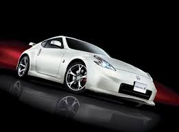 コスパ抜群 一世代前の狙い目モデル 6代目日産フェアレディz z34 スカイラインクーペ譲りの3 7ℓ v6を搭載しつつホイールベースを100mm短縮して加速 旋回性能ともさらにアップ オープンカー motorfan モーターファン フェアレディz z34 フェアレディz