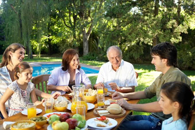 Quais os benefícios de fazer as refeições em família? | Dicas da Donna
