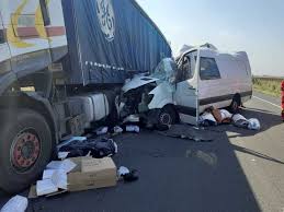 Compartimentul informare și relații publice al isu ialomiţa a comunicat un accident rutier în care au fost implicate două autoturisme. Accident Teribil O Femeie A Murit Alte DouÄ Persoane RÄnite DupÄ Ce Un Microbuz A Intrat Intr Un Tir Care StaÅ£iona