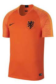 Deze graphic print heeft wat weg van een design van diamanten, maar is geïnspireerd door de graphic print op het nederlands elftal ek 2020 voetbalshirt. Wk 2018 Shirt Welk Shirt Draagt Nederland Tijdens Het Wk 2018