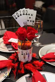 Straight Flush Centerpiece With Red Roses For A Casino Themed Party Fiestas Tematicas De Casino Fiesta De Casino Cumpleanos De Las Vegas