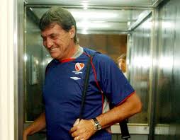 Tras la confirmación de la salida de falcioni, las cuentas oficiales de twitter y facebook del club criticaron al presidente y reclamaron que escuchen al hincha. La Guerra Pusineri Falcioni Infobae