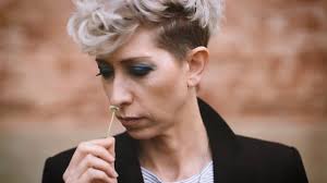 Enrico ruggeri è un cantautore e conduttore italiano. Andrea Miro Chi E La Compagna Di Enrico Ruggeri E Che Cosa Fa Oggi