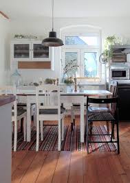 Grosse Naturliche Kuche Auf Couchstyle De Kuche Essplatz Holzboden Stuhlmix Living Wohnen Wohnideen Einrich Kuche Einrichten Kuche Skandinavisch Wohnen