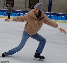 Kendall Jenner And Ben Simmons Go Ice Skating In Philadelphia Kendall Jenner Style Kendall Jenner Winter Outfits