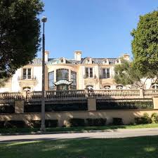 The Just The Hills Tour By Glitterati Tours Concentrates On The Celebrity Homes And Mega Mansio Beverly Hills Celebrity Homes Celebrity Houses Beverly Hills