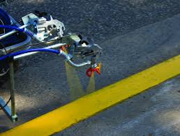 Línea de Demarcación vial termoplástica en una vía de alto tráfico en Lima, sin signos de desgaste