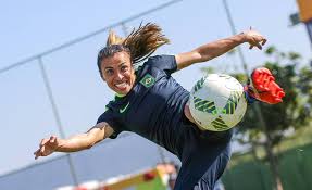 Bárbara, a goleira da seleção brasileira de futebol feminino, tem 33 anos e apenas 1,71 m. Selecao Brasileira Feminina Inicia Busca Pelo Ouro Inedito Diante Da China Gazeta Esportiva