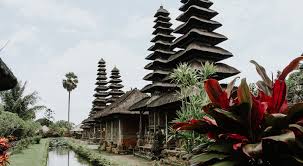 We can go to inside the temple to see the beautiful building , statues and green place. Taman Ayun Temple