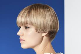 Un vrai service de visagiste. Coupe Au Bol Prete Pour Cette Coiffure Audacieuse