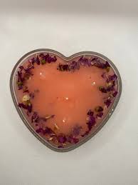 Vela de corazón de pétalos de rosa