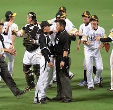 To yakult japan thank you for the best match of both teams #日本シリーズ #ヤクルト #オリックス. æ—¥æœ¬ã‚·ãƒªãƒ¼ã‚º è¡æ'ƒã®çµ‚æˆ¦ å‰æ¥­ç›®å‰ã®äº¤ä»£åŠ‡ åœŸå£‡å ´ã§åŒç‚¹ã ã£ãŸã®ã«å®ˆå‚™å¦¨å®³ã§ã‚²ãƒ¼ãƒ ã‚»ãƒƒãƒˆ 1 3 Dot Aera Dot ã‚¢ã‚¨ãƒ©ãƒ‰ãƒƒãƒˆ