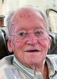 Carolyn Stratton's Instagram, Twitter & Facebook