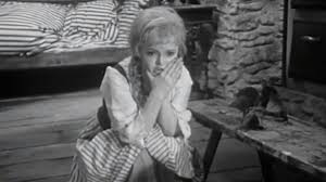 Ve dne má popelka tváře umouněné od sazí, ale v noci se mění v pohádkově krásnou princeznu v plesových šatech z kouzelných oříšků. Popelka Slavi 50 Let Jak Herci Vzpominaji Na Stab Tvoreny Temer Samymi Zenami Seznam Zpravy