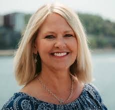 Robin Betts's Instagram, Twitter & Facebook