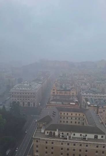 Puntuale è arrivato il NUBIFRAGIO SU GENOVA, pioggia torrenziale sul centro  città, visuale nell'area di piazza delle Vittorie, quartiere Foce e  continuano a risalire nuclei perturbati, previsioni rispettate purtroppo  !!!!!