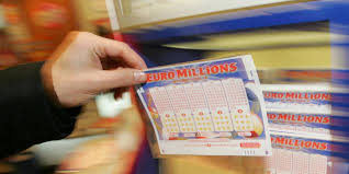 Pour participer à l'euro millions il suffit de se rendre chez un revendeur agrée comme par exemple un bureau de tabac et de valider. Euromillions Un Britannique Remporte Le Jackpot De 190 Millions D Euros Le Point