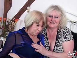 En missionnaire, puis à quatre pattes, elle lime son trou béant avec un gros gode afin de la faire jouir comme une garce. Mature Lesbiennes Porno Merci Meilleure Video