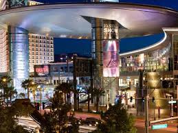 Fashion Show Mall Opened In 1981 And Expanded In 2003 There Are Daily Fashion Shows The Cloud Las Vegas Shopping Las Vegas Attractions Las Vegas Malls