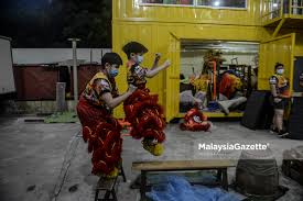 Aktiviti dan protokol tahun baru cina di premis perniagaan dalam tempoh pkp semua aktiviti dibenarkan kecuali senarai aktiviti yang tidak dibenarkan seperti berikut: Tahun Baru Cina Pelapis Gigih Berlatih Tarian Singa